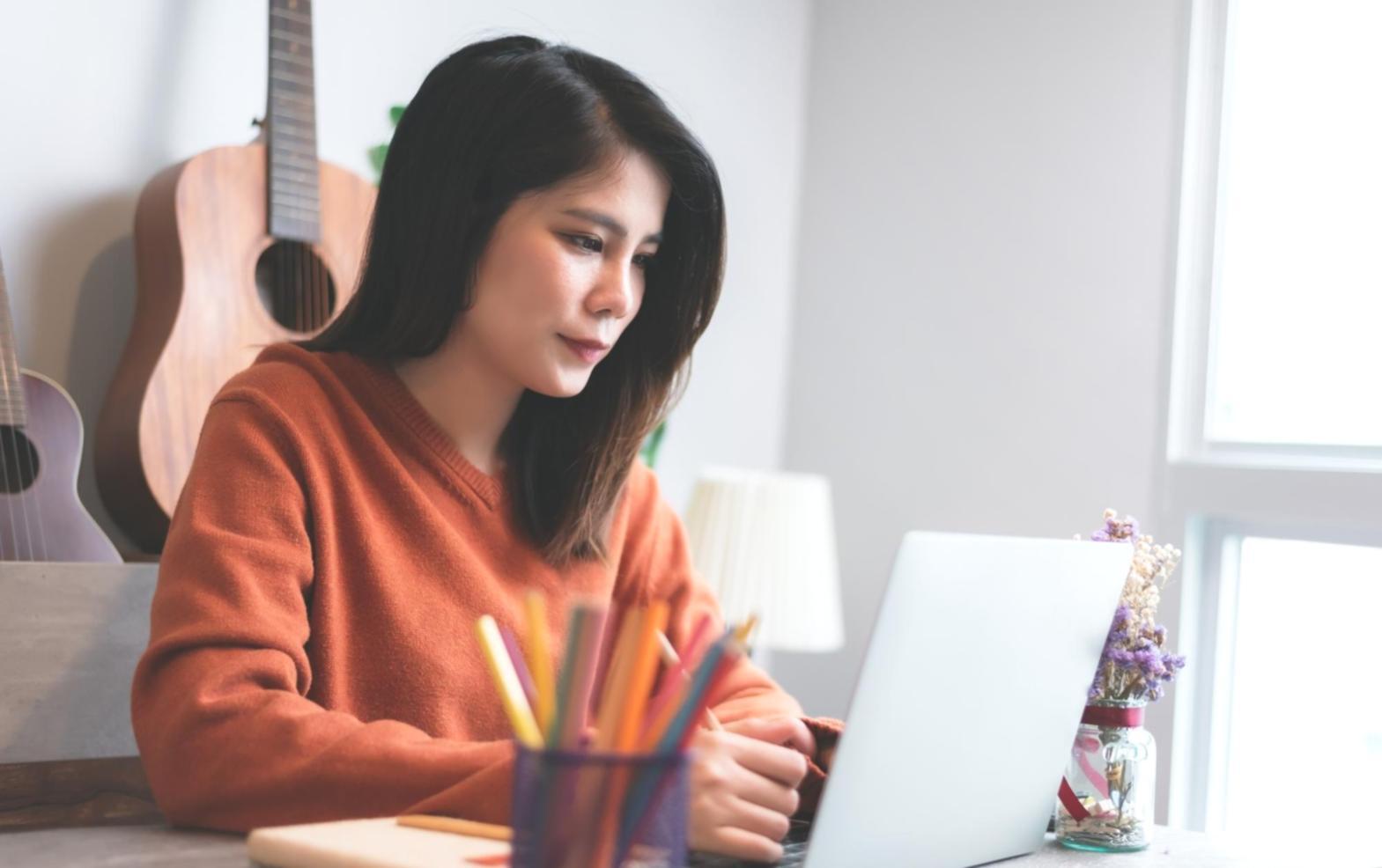 Équipe travaillant sur analyse budgétaire collaborative