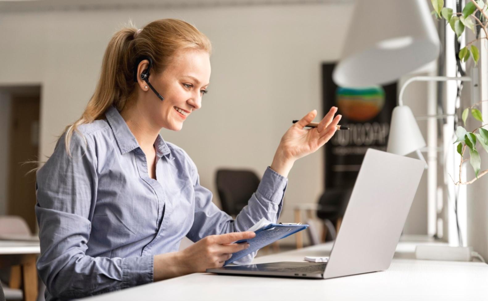 Consultation individuelle avec client, documents financiers sur table