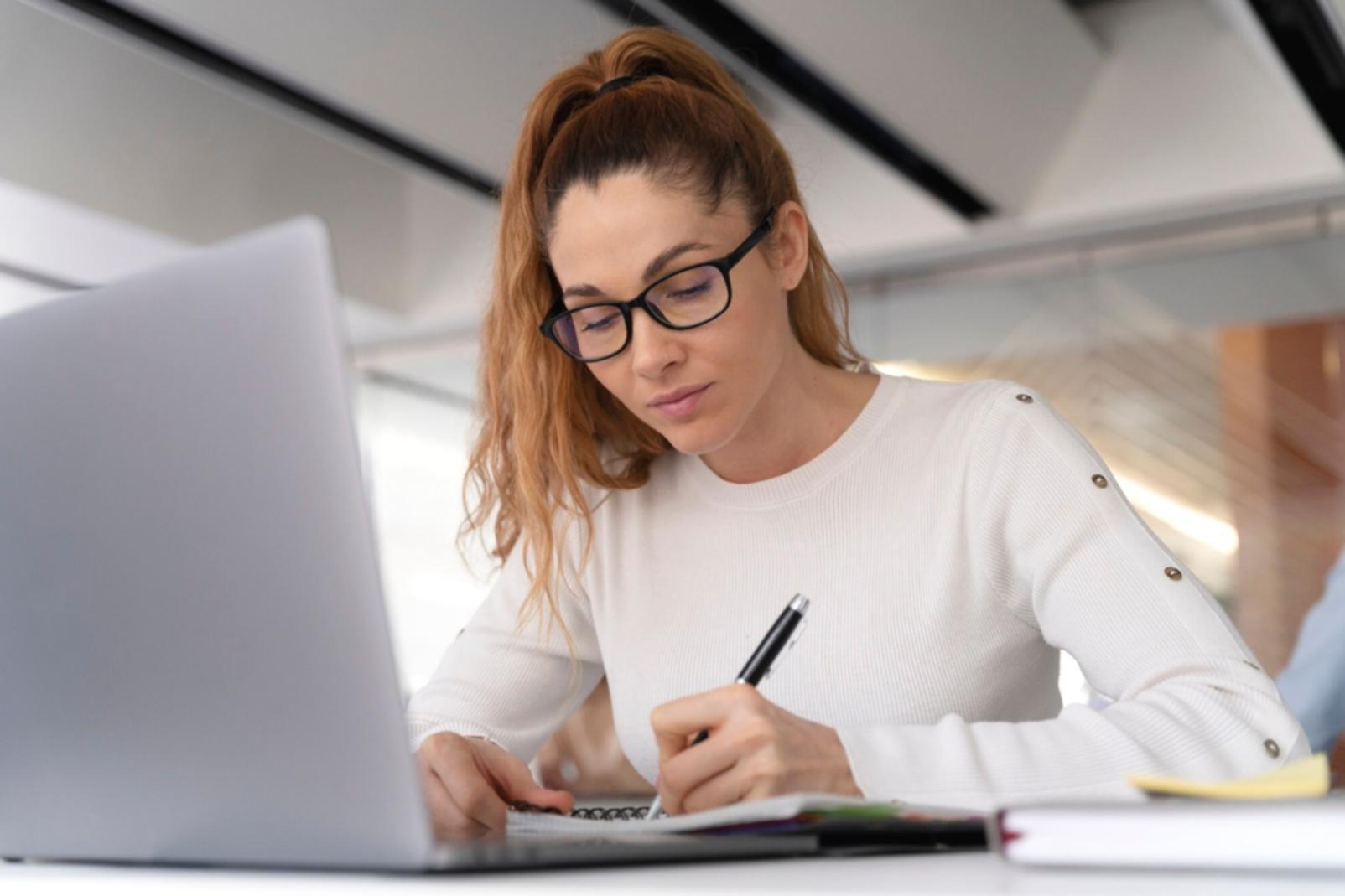 Étudiants travaillant sur des projets financiers