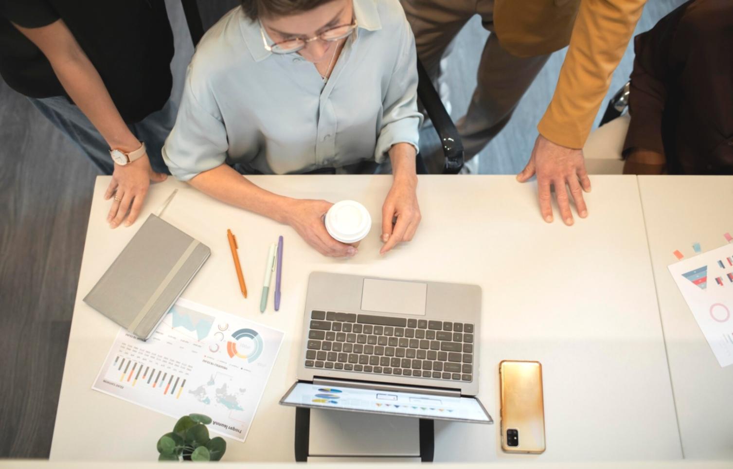 Outils de planification financière et calculatrices sur un bureau de travail
